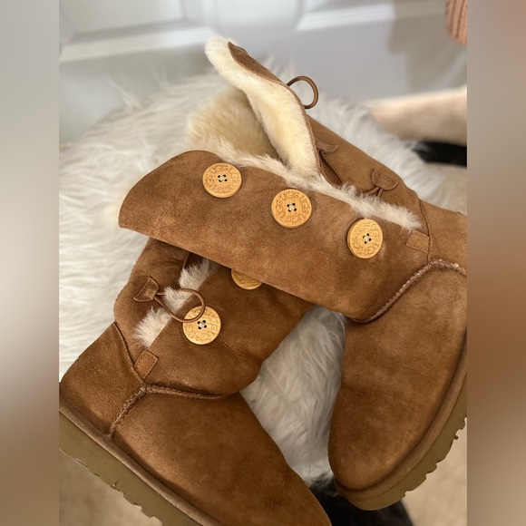 UGG Bailey Button - Picture 1 of 8